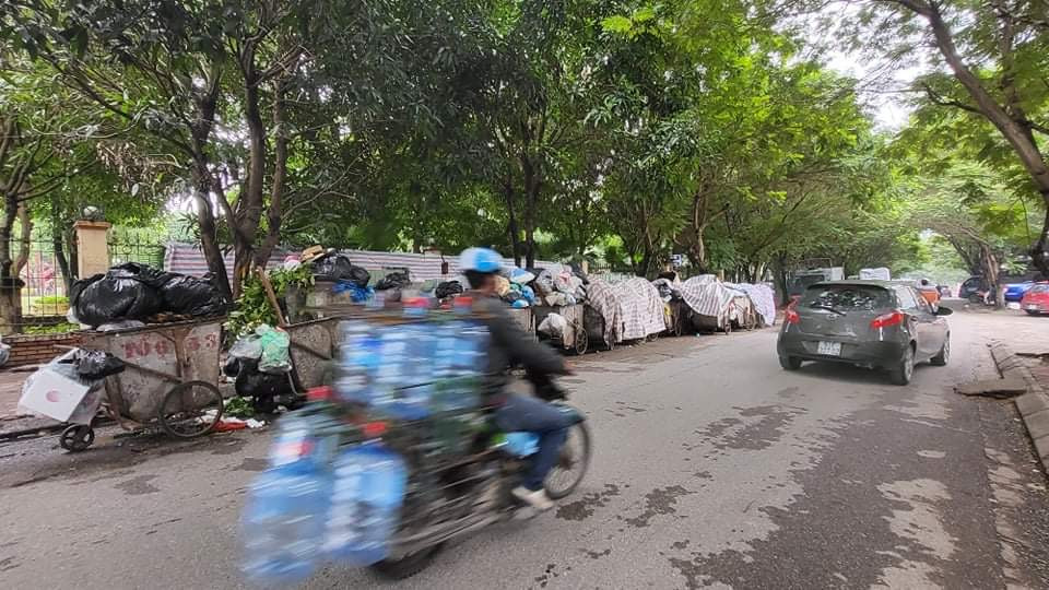 Xem cach nhan vien ve sinh moi truong xu ly rac ngap duong pho