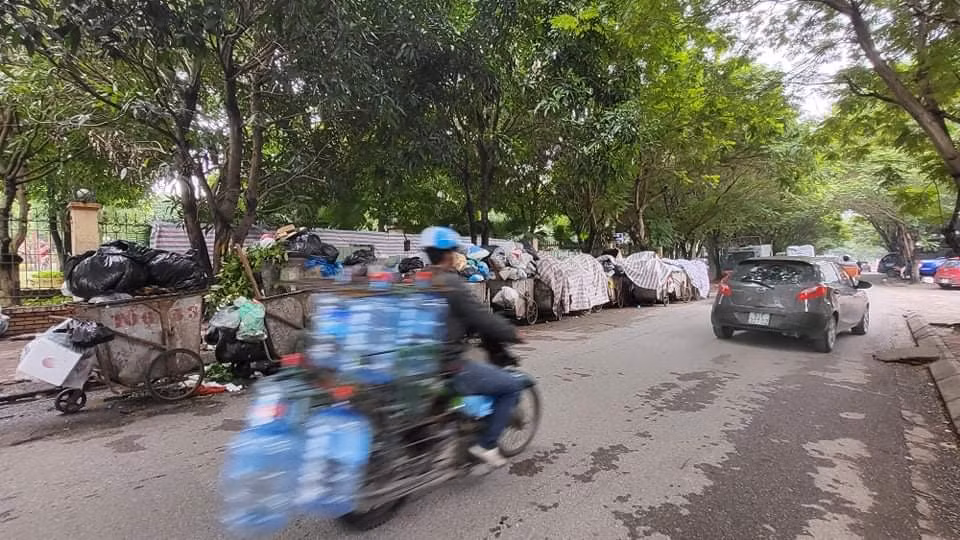 Những ngày gần đây, trên đường phố Hà Nội xuất hiện tình trạng ngập tràn rác thải sinh hoạt.
