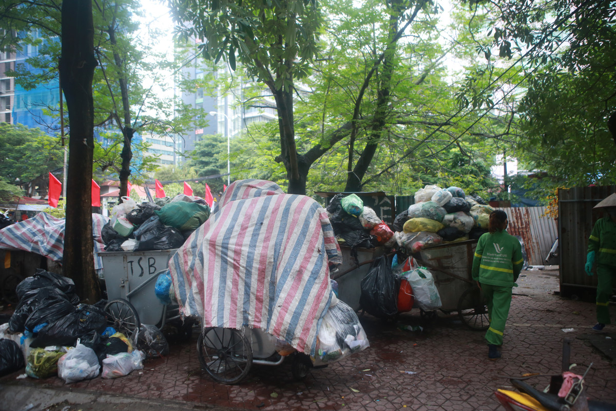 Theo ghi nhận của PV báo Tri thức và Cuộc sống, khu vực Cầu Giấy xuất hiện nhiều rác bị ùn ứ nhất.