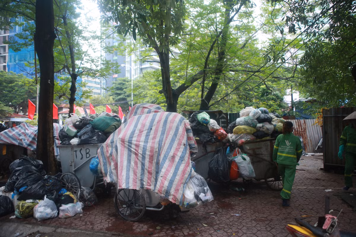Theo ghi nhận của PV báo Tri thức và Cuộc sống, khu vực Cầu Giấy xuất hiện nhiều rác bị ùn ứ nhất.