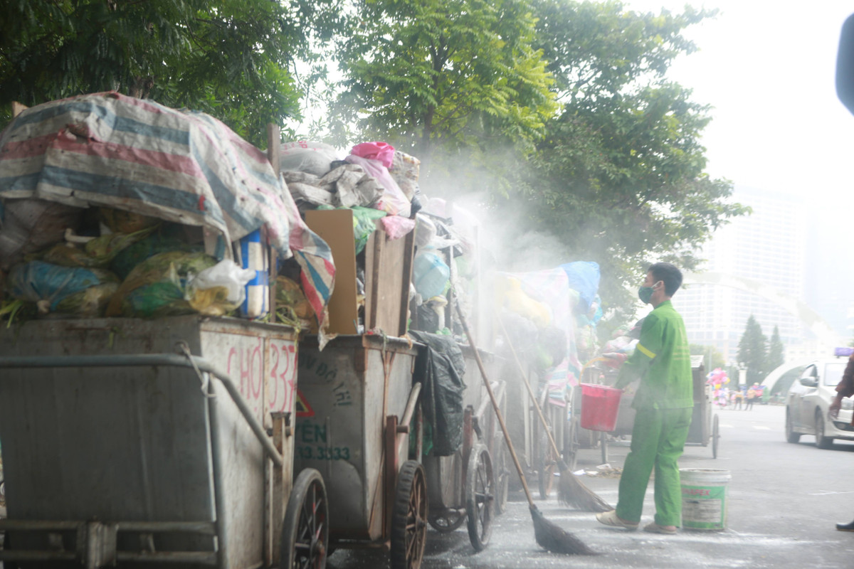 Tuy nhiên, người này cho biết trong mấy ngày tới trời tạnh mưa, hửng nắng mà không di chuyển được đi thì rác sẽ bốc mùi rất khó chịu và lan rộng vào khu dân cư.