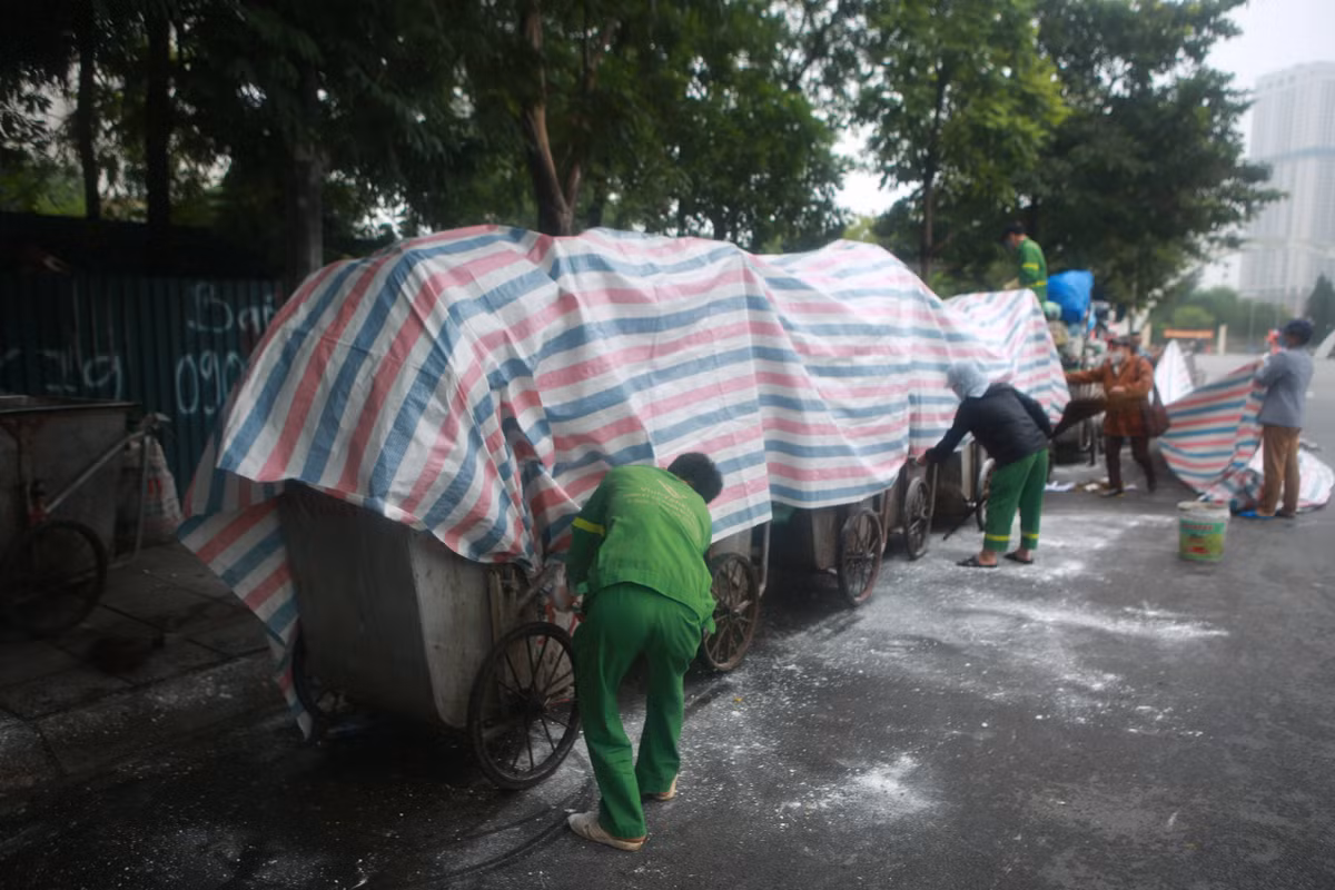 Tại khu vực quanh Công viên Cầu Giấy, rác chất đầy xe và được xếp thành hàng dài trên phố.