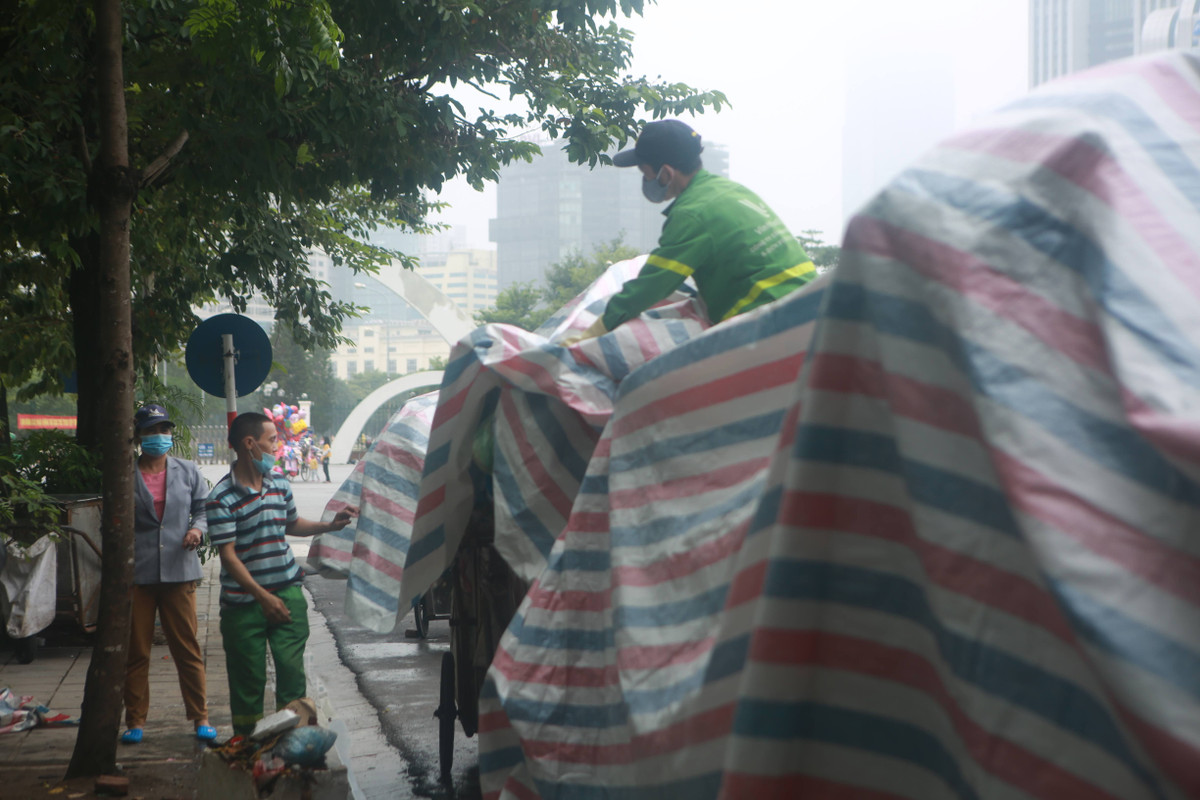 Một nhân viên vệ sinh môi trường trên đường Thành Thái (Cầu Giấy, Hà Nội) cho biết, rác đã ùn lại 3-4 ngày nay. Nhưng do trời mưa nên rác vẫn chưa bị bốc mùi.