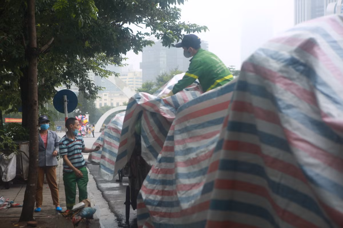 Một nhân viên vệ sinh môi trường trên đường Thành Thái (Cầu Giấy, Hà Nội) cho biết, rác đã ùn lại 3-4 ngày nay. Nhưng do trời mưa nên rác vẫn chưa bị bốc mùi.