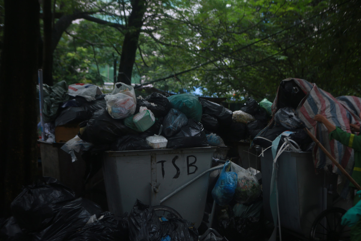 Tình trạng trên khiến rác bị ùn ứ lại, không di chuyển ra khỏi nội đô.