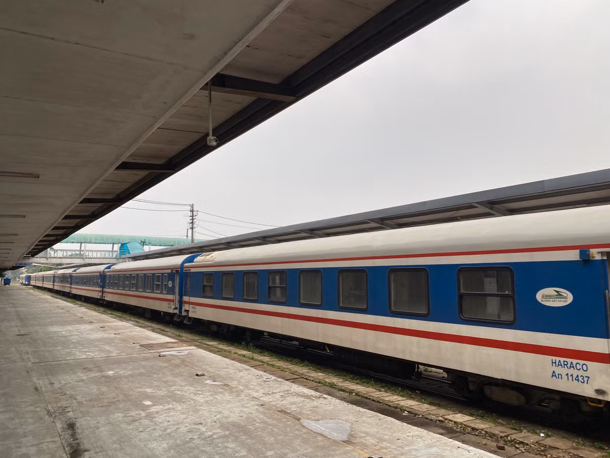 Tàu nằm kín các đường trong ga Hà Nội.