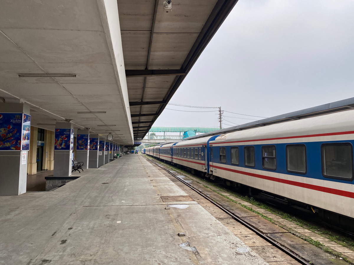 Tuy nhiên, trong ngày đầu tiên mở bán, ga Hà Nội vẫn vắng vẻ khách tới mua.