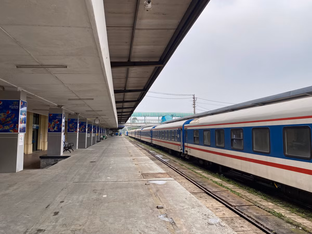 Tuy nhiên, trong ngày đầu tiên mở bán, ga Hà Nội vẫn vắng vẻ khách tới mua.