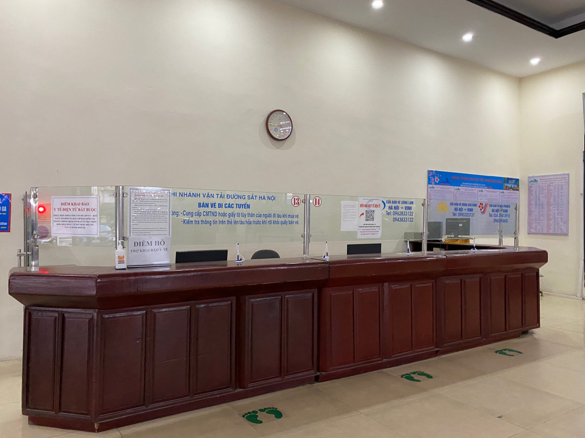 Quầy bán vé tàu Tết tại ga Hà Nội thường xuyên không có giao dịch trong ngày đầu mở bán.