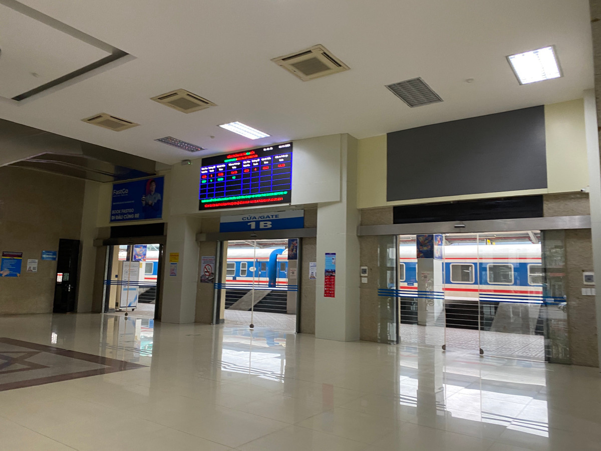 Theo ghi nhận của PV báo Tri thức và Cuộc sống, tính đến 16h hôm nay (15/11), ga Hà Nội gần như không có khách tới mua vé trực tiếp.