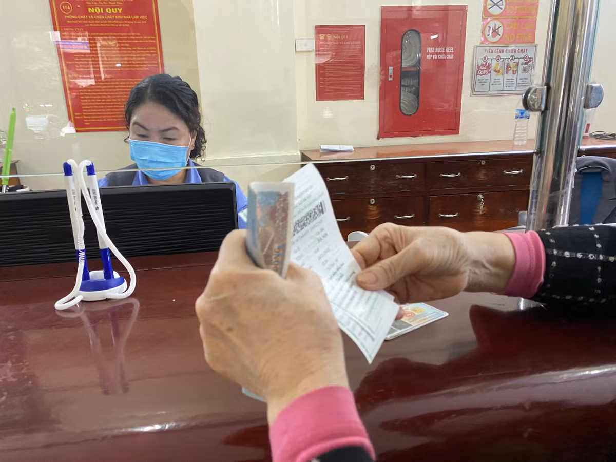 Gia ve tau Tet Nham Dan giam, ga Ha Noi vang tanh ngay dau mo ban