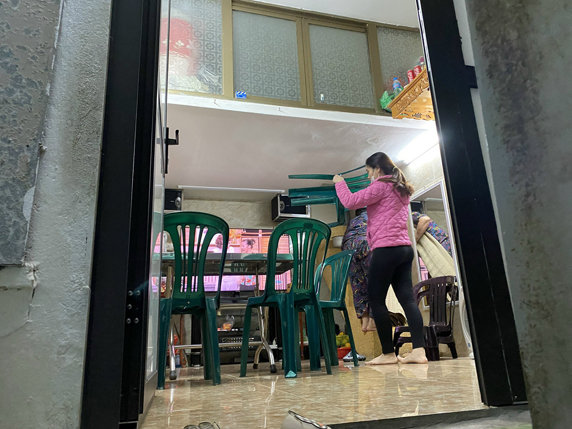 Khi thấy lực lượng chức năng xuất hiện thì các chủ quán mới thu dọn và nhắc khách đứng dậy.