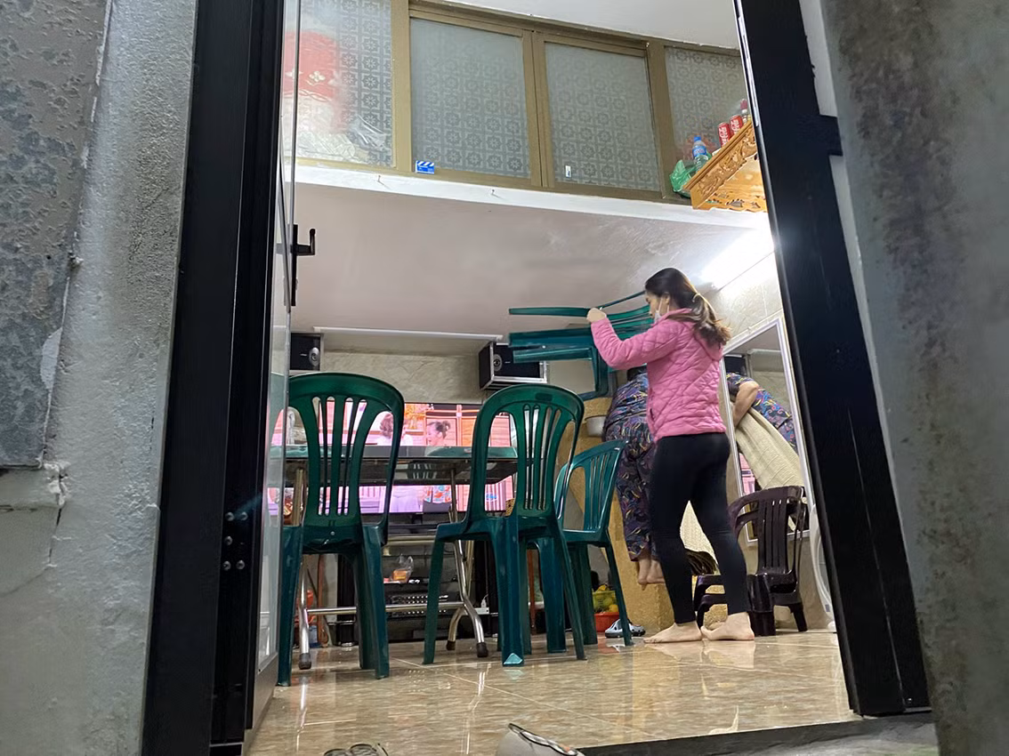 Khi thấy lực lượng chức năng xuất hiện thì các chủ quán mới thu dọn và nhắc khách đứng dậy.