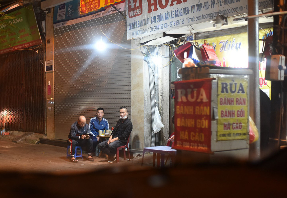 Thậm chí nhiều hàng quán mở cửa tới tận đêm khuya, gần sáng hàng ngày, khách ngồi không đảm bảo giãn cách và vi phạm quy định phòng chống dịch COVID-19.