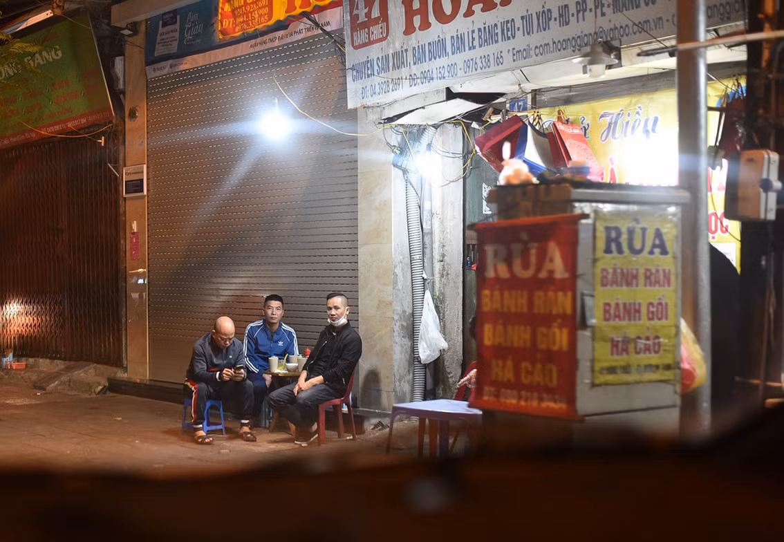 Thậm chí nhiều hàng quán mở cửa tới tận đêm khuya, gần sáng hàng ngày, khách ngồi không đảm bảo giãn cách và vi phạm quy định phòng chống dịch COVID-19.