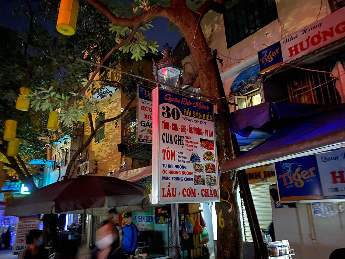 Theo ghi nhận của PV báo Tri thức và Cuộc sống, đến 3h sáng sớm nay, một số hàng quán tại phố Tống Duy Tân (phố ẩm thực) vẫn mở cửa lén lút hoạt động.