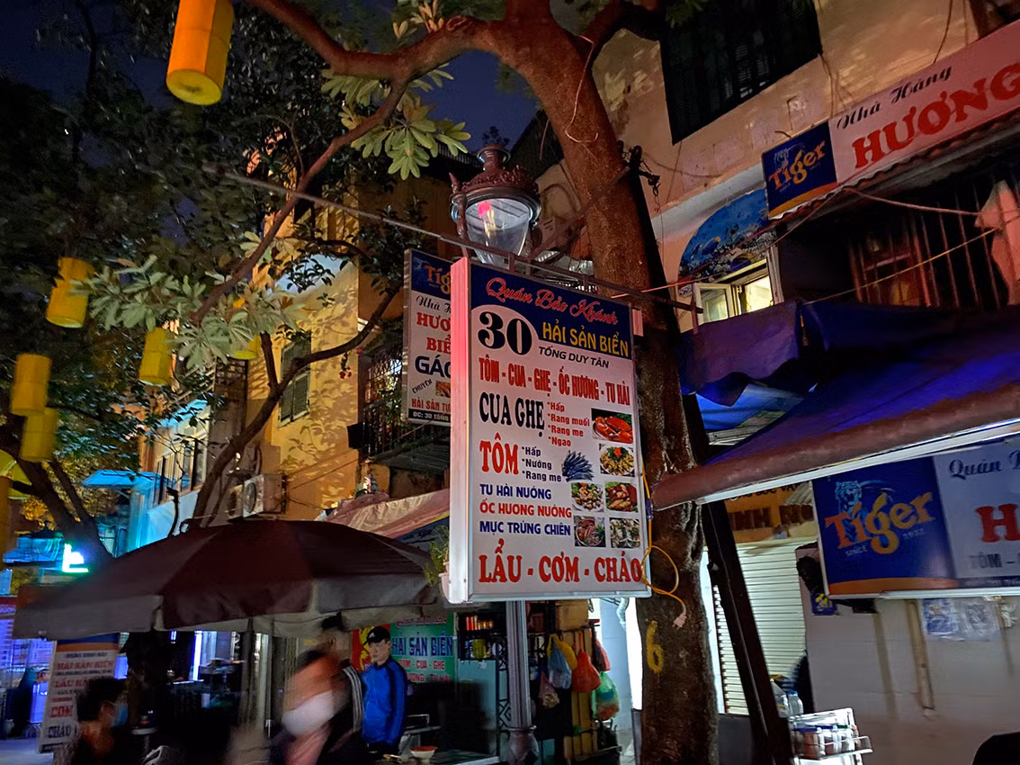 Theo ghi nhận của PV báo Tri thức và Cuộc sống, đến 3h sáng sớm nay, một số hàng quán tại phố Tống Duy Tân (phố ẩm thực) vẫn mở cửa lén lút hoạt động.