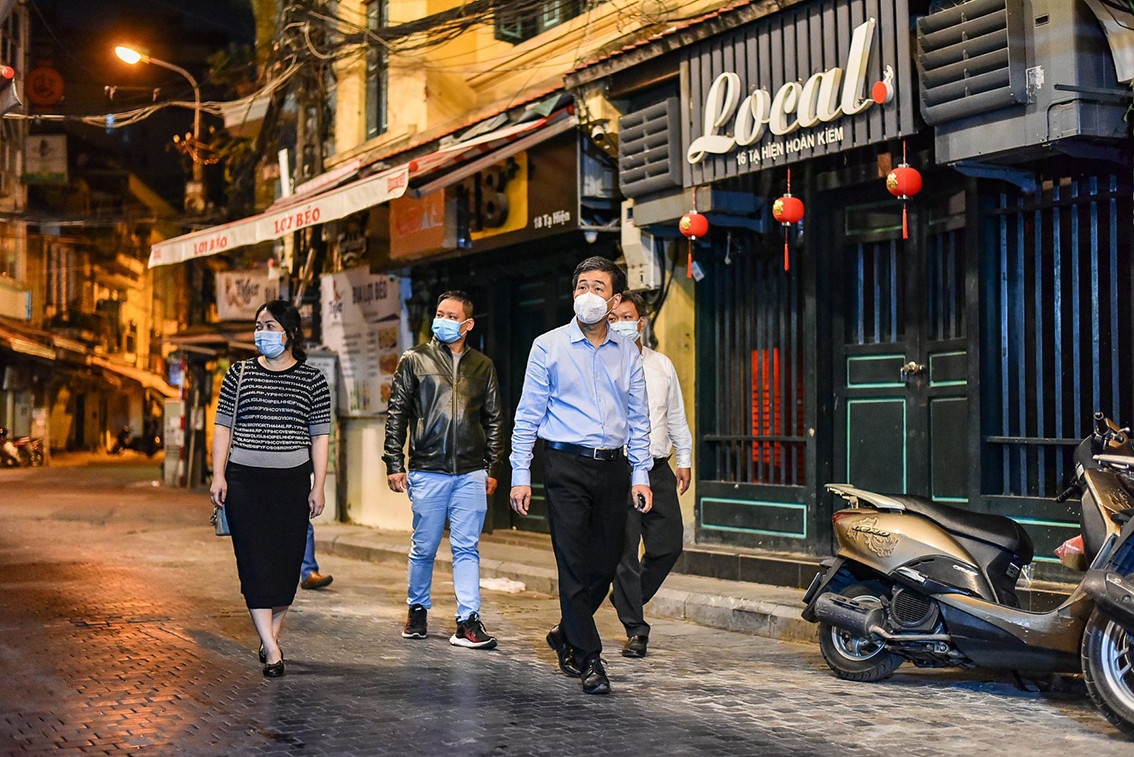 Ngoài khu vực phố ẩm thực, đoàn kiểm tra của UBND quận Hoàn Kiếm di Chủ tịch Phạm Tuấn Long dẫn đầu đã kiểm tra các khu vực đông hàng quán mở khuya như phố Tạ Hiện, Hàng Buồm, Hàng Chĩnh…