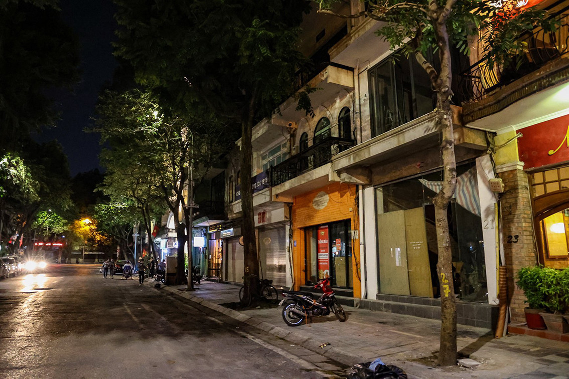 Theo thông tin phản ánh, trên địa bàn quận Hoàn Kiếm đặc biệt là khu vực phố cổ, phố ẩm thực có tình trạng hàng quán mở cửa quá giờ quy định.