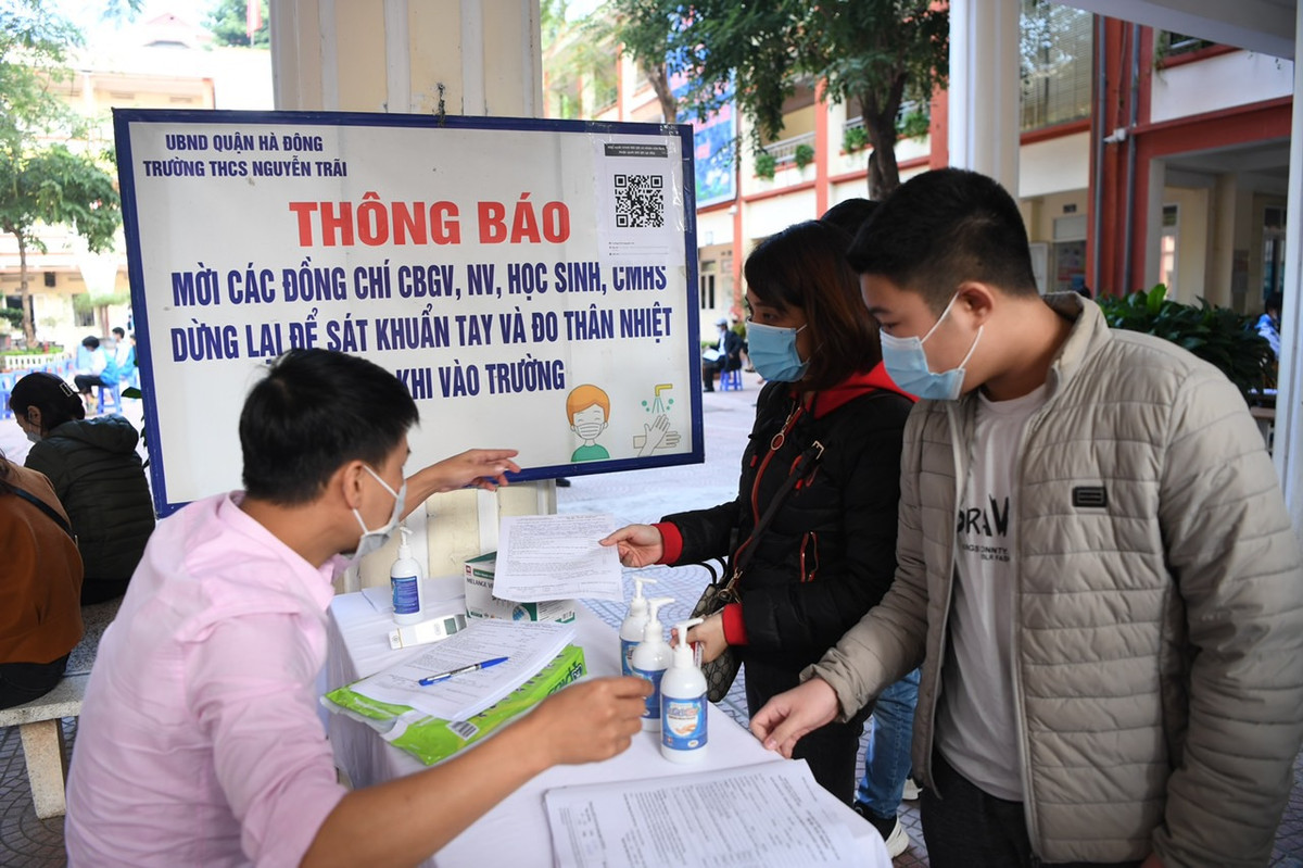 Sáng nay (27/11), Hà Nội chính thức triển khai tiêm vắc-xin phòng COVID-19 cho trẻ em 14 tuổi.