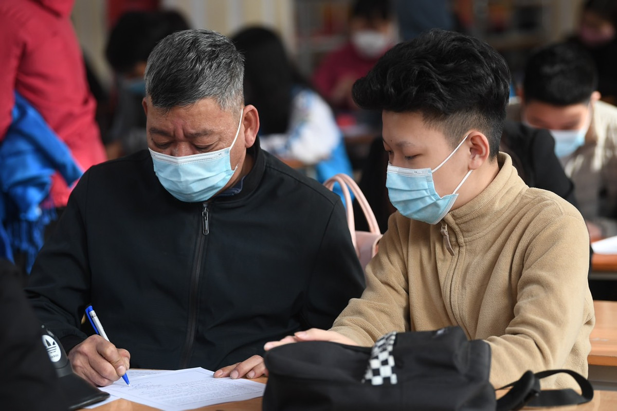 Mỗi học sinh khi đến tiêm đều phải có phụ huynh đi kèm để thực hiện khai báo thông tin.