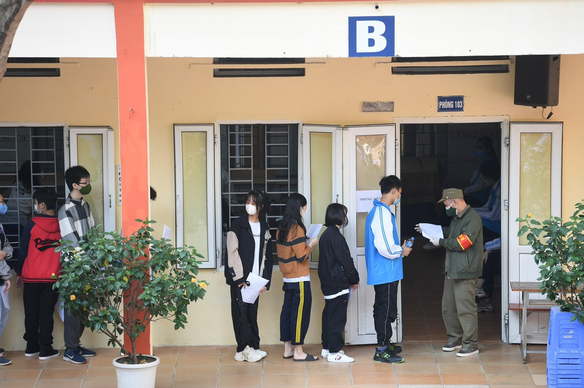 Trước đó, từ ngày 23/11, Hà Nội cũng đã tổ chức tiêm mũi 1 cho học sinh từ 15-17 tuổi tương đương với học sinh các khối PTTH.