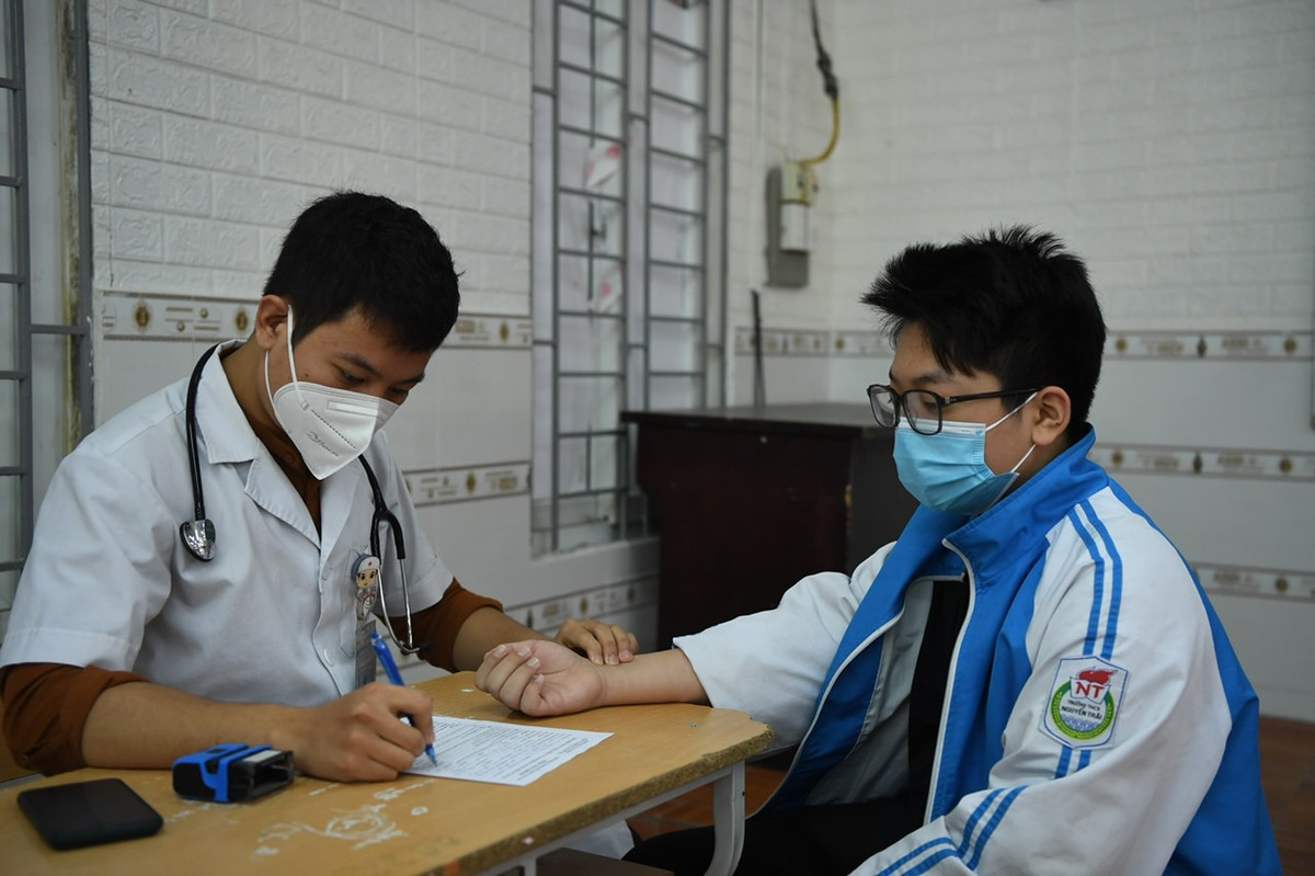 Riêng với trẻ mắc các bệnh bẩm sinh, bệnh mãn tính ở tim, phổi, hệ thống tiêu hóa, tiết niệu, máu..., trung tâm y tế các quận, huyện, thị xã sẽ cung cấp vắc xin để các bệnh viện tiêm chủng cho trẻ.