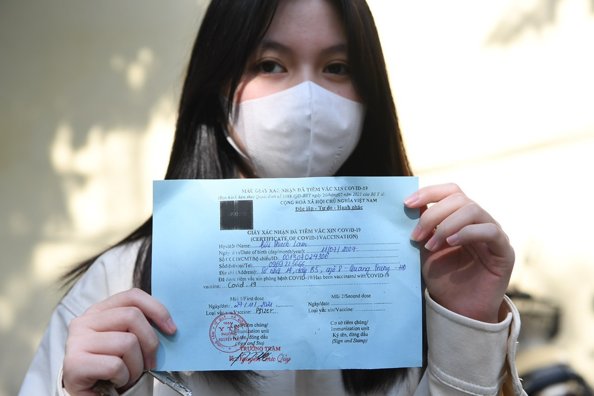 Việc tổ chức tiêm vắc-xin ngừa COVID-19 là phương án tốt nhất để các trường học được mở cửa đón học sinh quay lại trường sau thời gian dài học online.