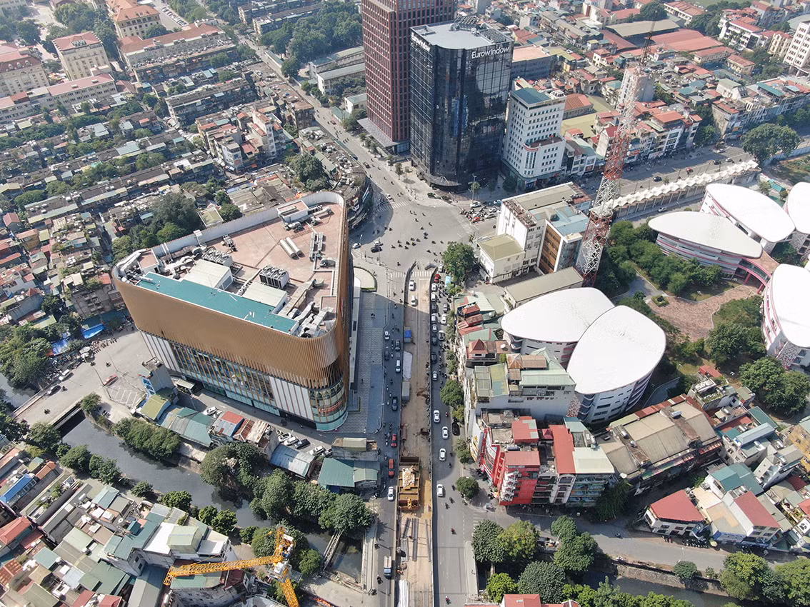 Thời gian qua, một công trường quây tôn thi công tại phố Phạm Ngọc Thạch (quận Đống Đa) khiến nhiều người thắc mắc.