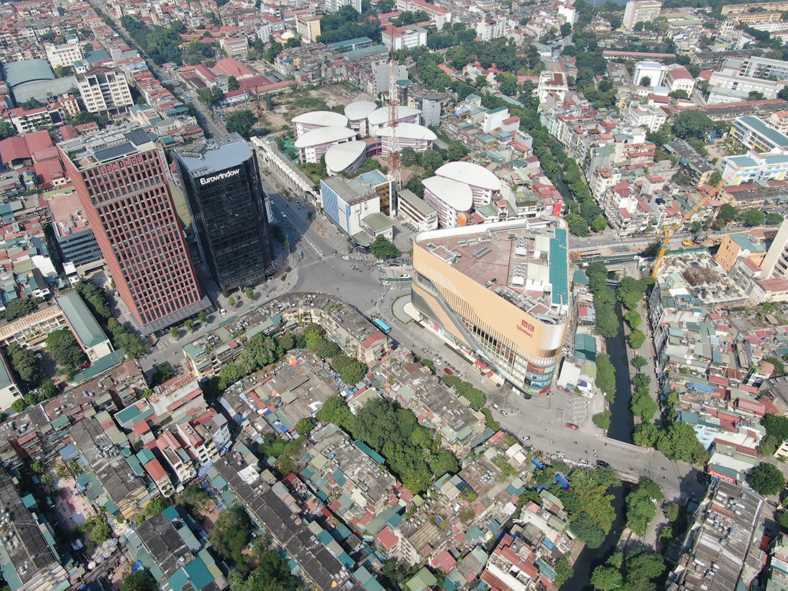 Để phục vụ thi công, BQL dự án sẽ xén khoảng 400m vỉa hè để mở rộng nút giao. Ngoài ra sẽ có một số cây xanh, hệ thống điện sẽ được di dời, bảo vệ.