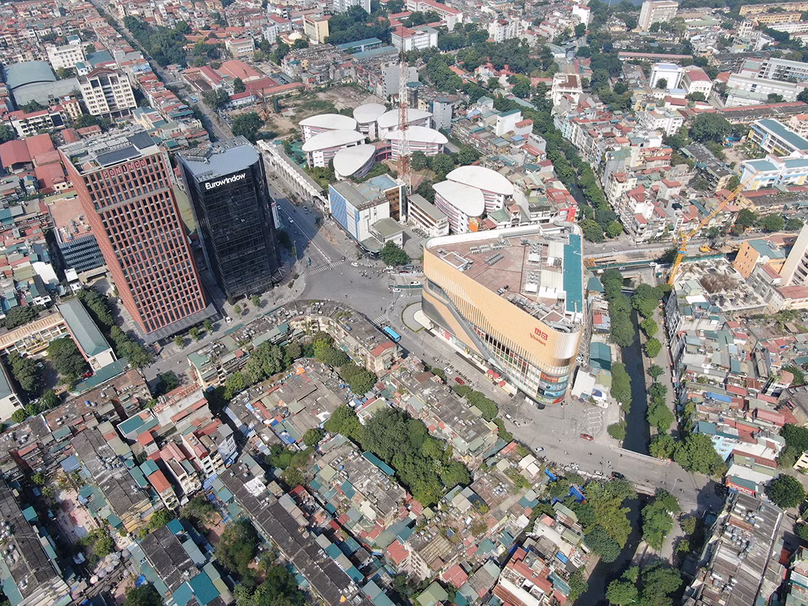 Để phục vụ thi công, BQL dự án sẽ xén khoảng 400m vỉa hè để mở rộng nút giao. Ngoài ra sẽ có một số cây xanh, hệ thống điện sẽ được di dời, bảo vệ.