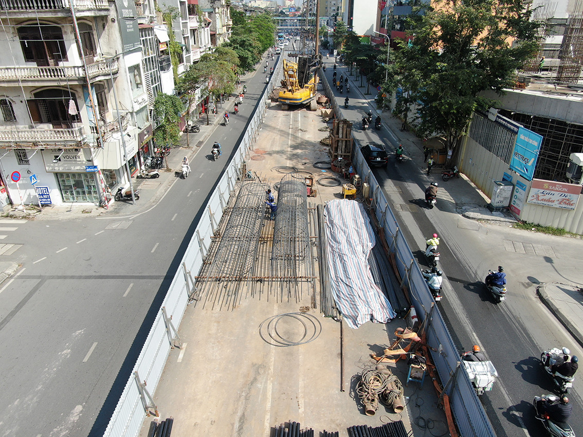 Công trường hiện nay đang rào chắn phố Phạm Ngọc Thạch một đoạn dài khoảng 250m khiến mặt đường bị thu hẹp lại.