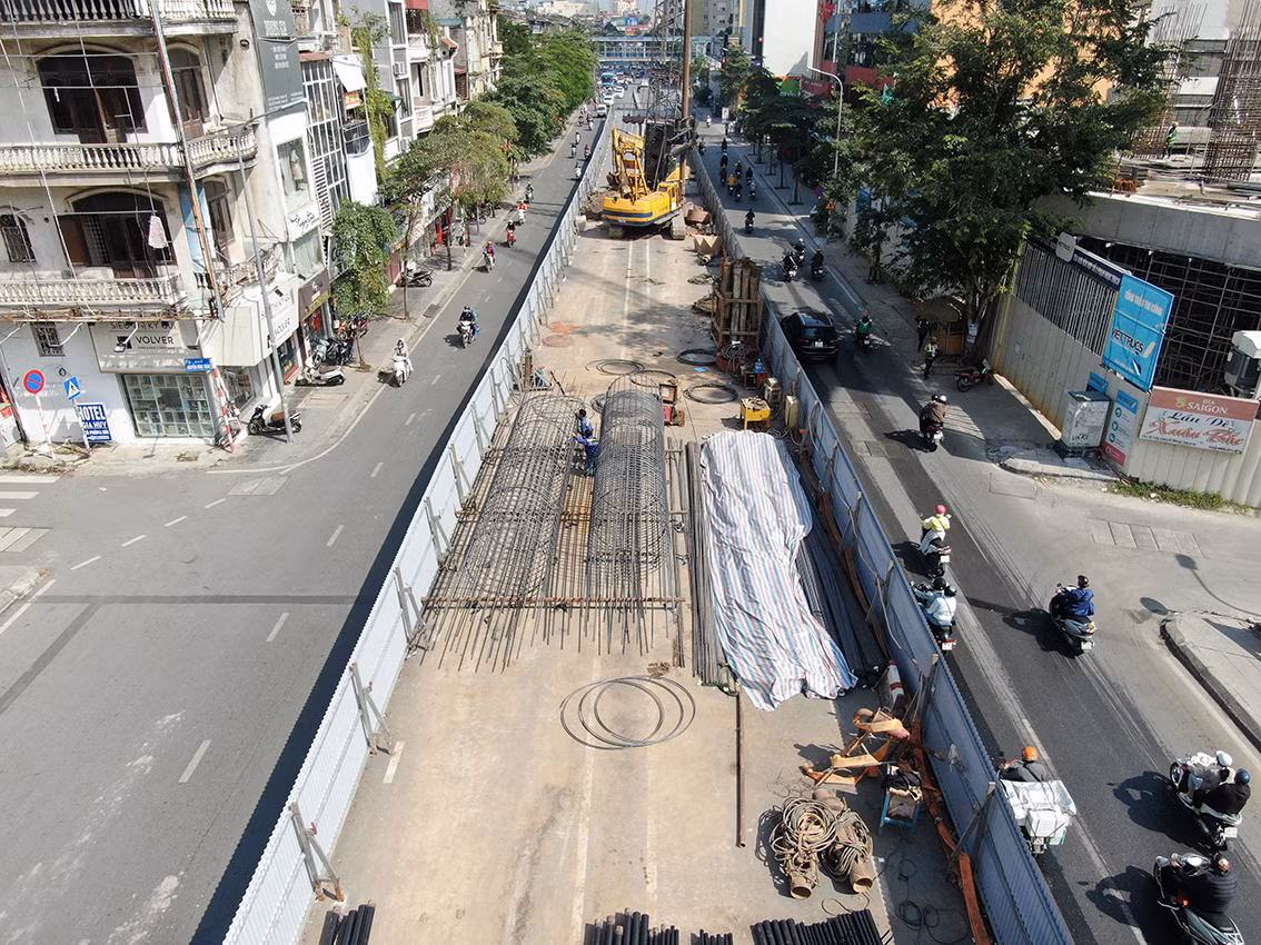 Công trường hiện nay đang rào chắn phố Phạm Ngọc Thạch một đoạn dài khoảng 250m khiến mặt đường bị thu hẹp lại.