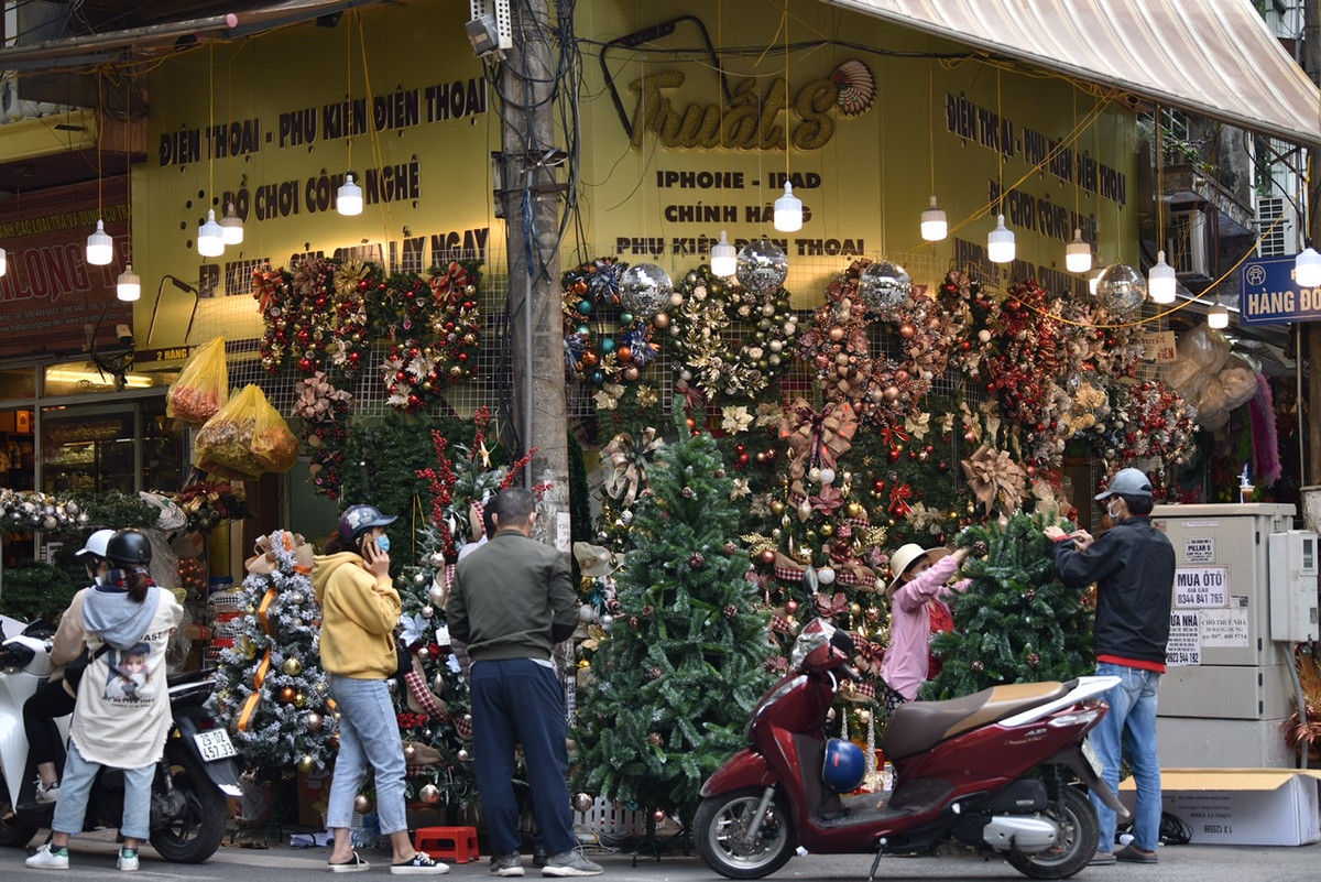 Những ngày gần đây, đường phố Hà Nội đặc biệt là phố Hàng Mã (quận Hoàn Kiếm) đã bắt đầu xuất hiện không khí Giáng sinh.