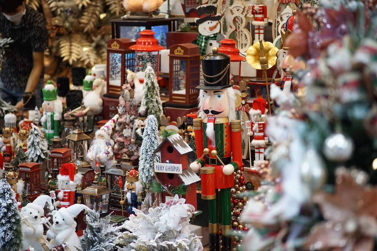 Điểm khác biệt lớn tại phố Hàng Mã năm nay là rất nhiều đồ Noel để bàn như đèn đường, đồng hồ, gấu tuyết…