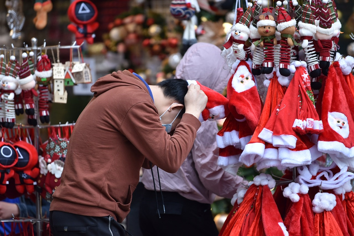 Ngoài ra các mặt hàng đơn giản như mũ, quần áo Noel cũng vẫn được bình thường và không có sự thay đổi trong mẫu mã.