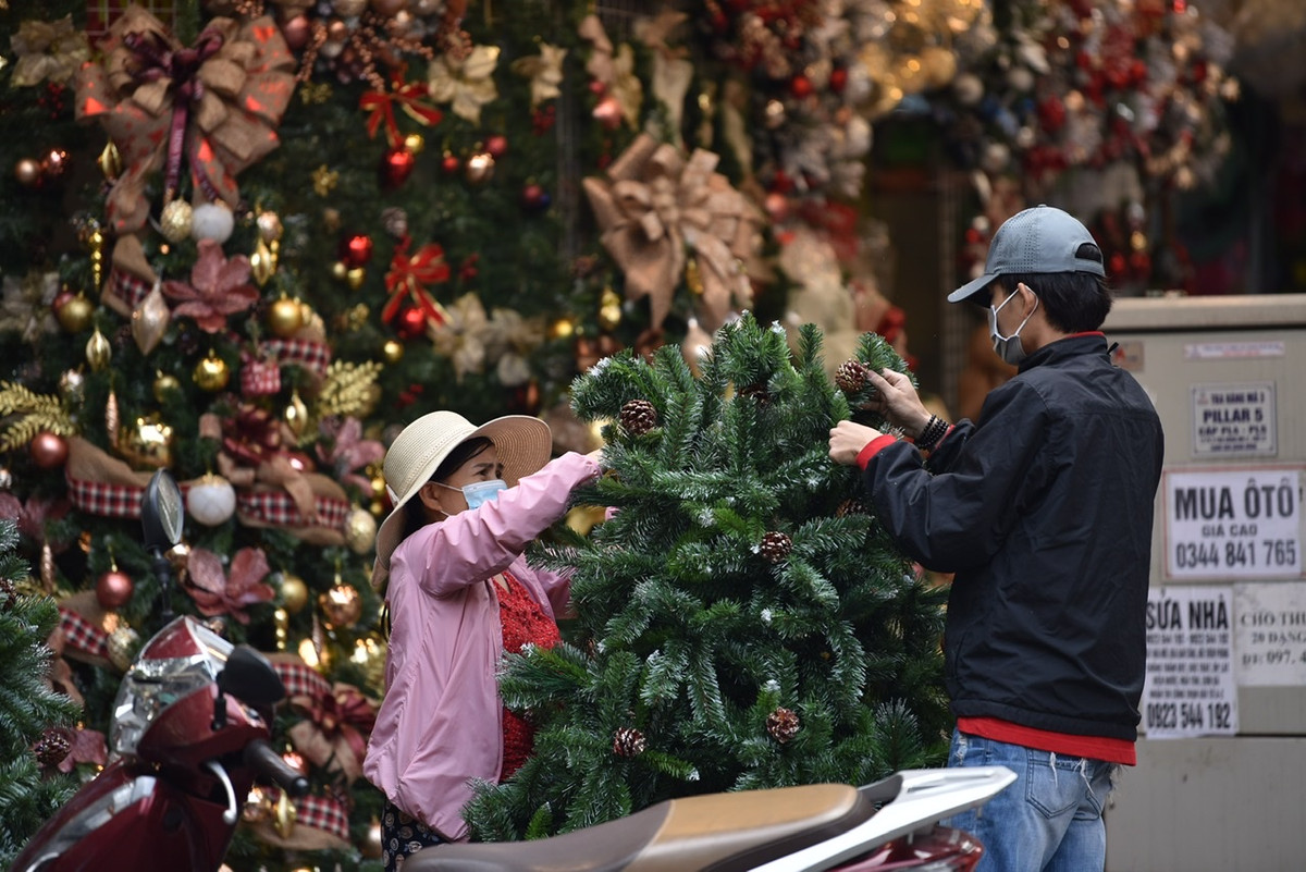 Mặc dù còn hơn 1 tháng nữa mới đến ngày Lễ này nhưng các cửa hàng trên phố Hàng Mã đã chuẩn bị nhiều hàng hoá phục vụ nhu cầu mua bán của người dân.