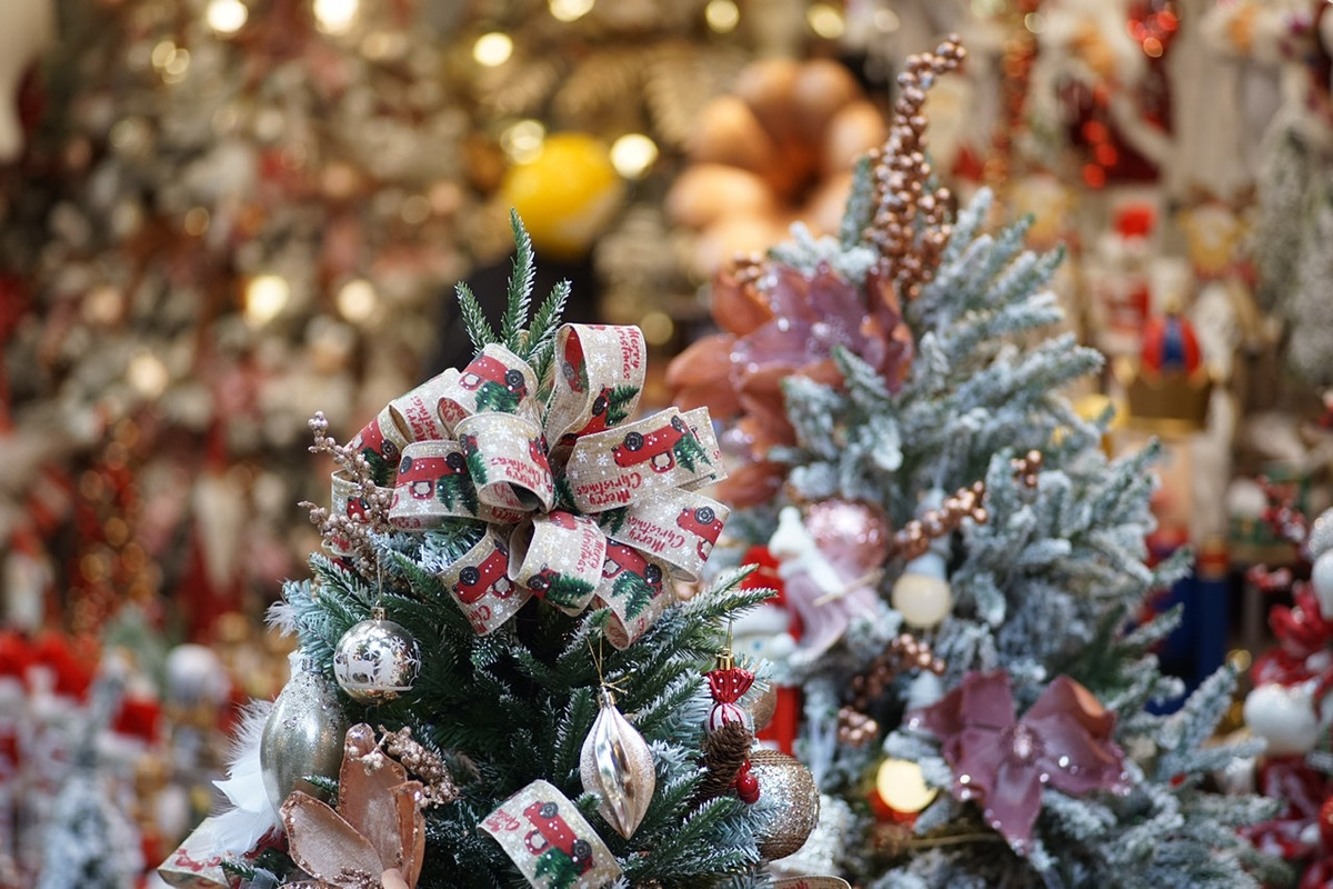 Giá một cây thông Noel đã trang trí năm nay không biến động so với năm trước, giao động từ 200.000 - 300.000 đồng/cây tuỳ từng kích thước.