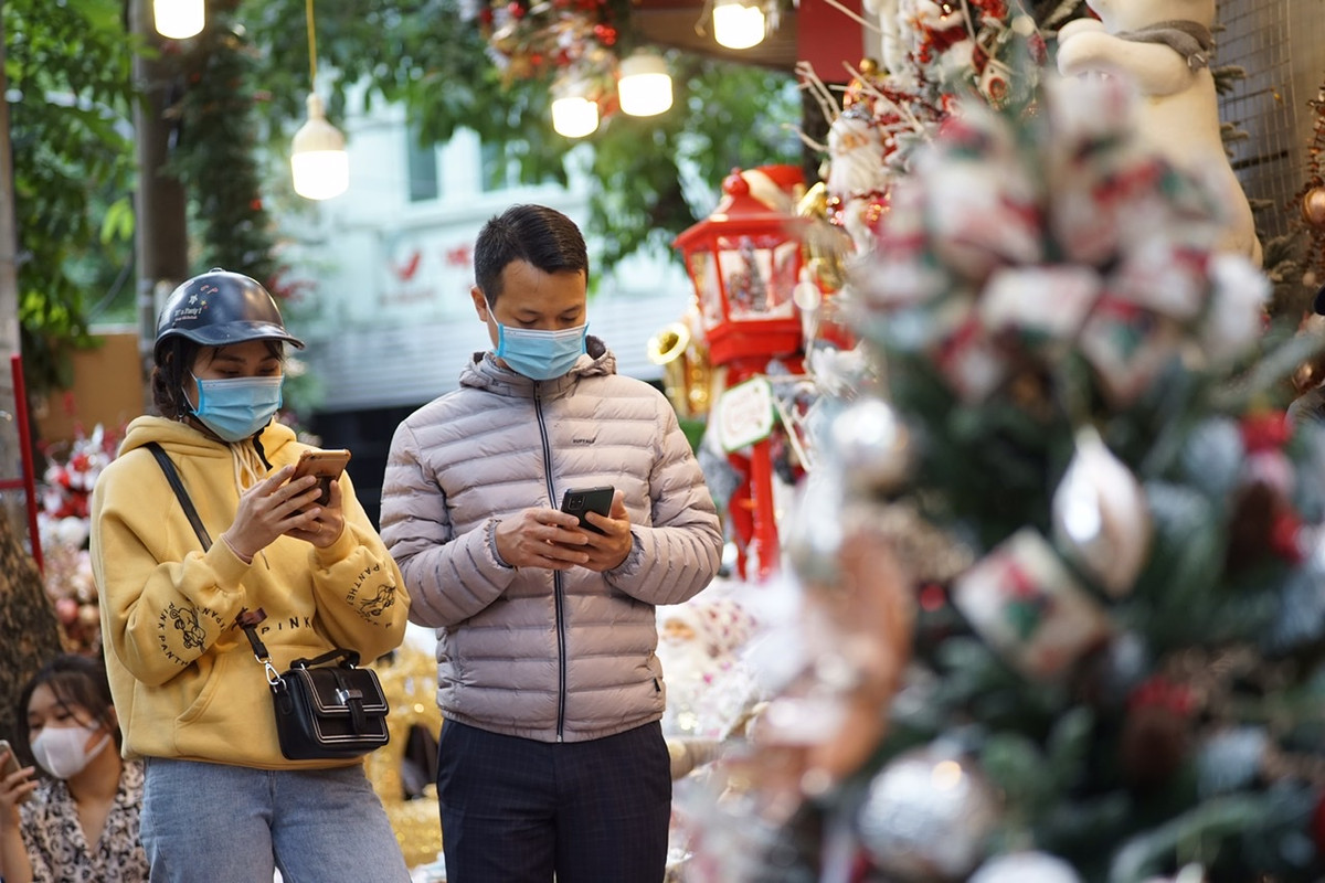 Chủ một cửa hàng trên phố Hàng Mã chia sẻ, cả phố bán hàng sớm hơn mọi năm nhưng mặt hàng lại ít hơn do lo ngại dịch bệnh bùng phát trở lại.