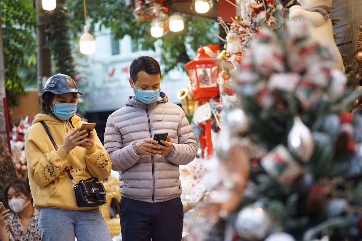 Chủ một cửa hàng trên phố Hàng Mã chia sẻ, cả phố bán hàng sớm hơn mọi năm nhưng mặt hàng lại ít hơn do lo ngại dịch bệnh bùng phát trở lại.