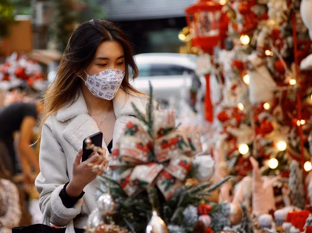 “Hoá thân” với sắc màu rực rỡ của Giáng sinh, phố Hàng Mã là điểm thu hút giới trẻ Hà Thành ngay từ những ngày đầu mùa.