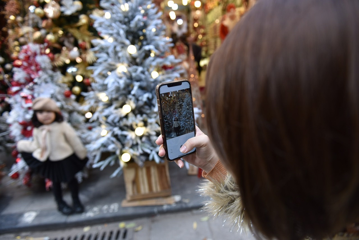 Ngoài hàng hoá nhập về, các tiểu thương phố Hàng Mã cũng đang gấp rút chuẩn bị “hộp quà handmade” vừa để trang trí, vừa để gói tặng trong dịp Noel. Những hộp quà này khiến phố Hàng Mã thêm sinh động, hấp dẫn.