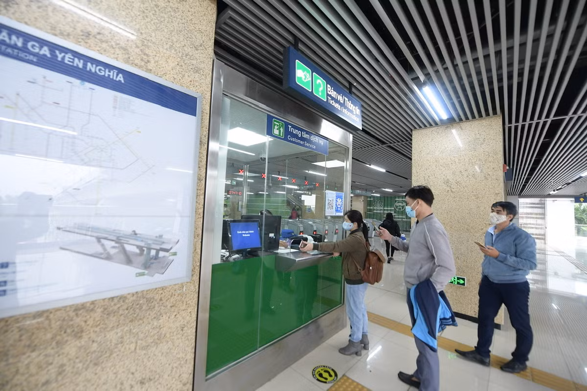 Theo ghi nhận của PV báo Tri thức và Cuộc sống, trong sáng làm việc đầu tiên, các đoàn tàu từ Yên Nghĩa đi về Cát Linh đông khách hơn chiều ngược lại.