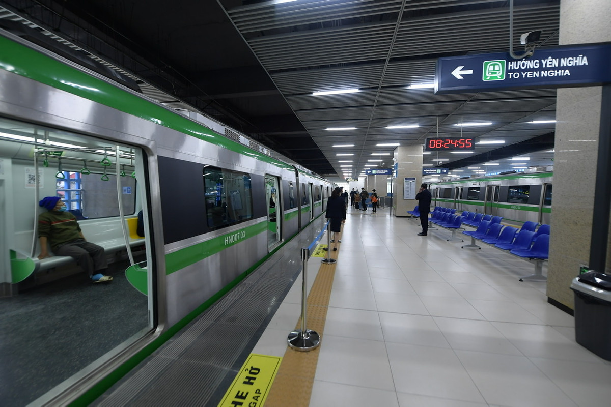 Trước đó, do khai trương vào đúng 2 ngày cuối tuần nên lượng người mong muốn tới trải nghiệm tàu đường sắt trên cao tăng đột biến và xảy ra tình trạng chen lấn.