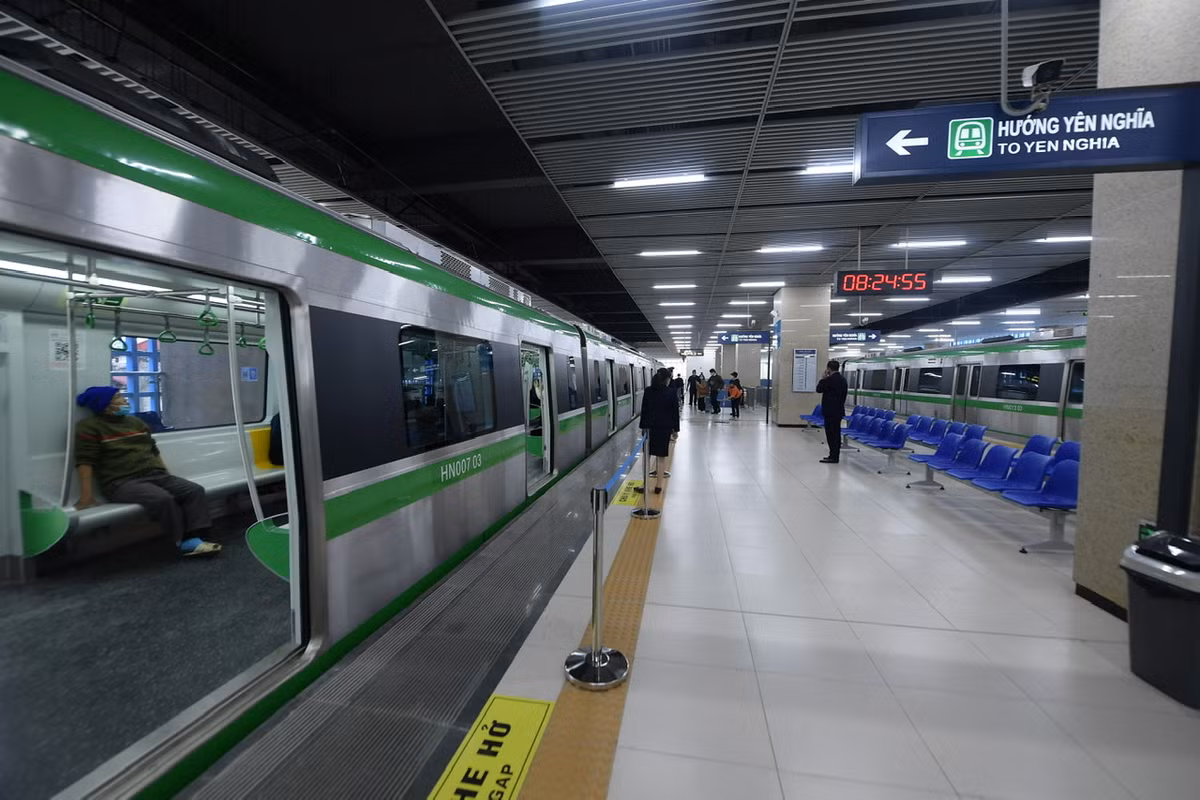 Trước đó, do khai trương vào đúng 2 ngày cuối tuần nên lượng người mong muốn tới trải nghiệm tàu đường sắt trên cao tăng đột biến và xảy ra tình trạng chen lấn.