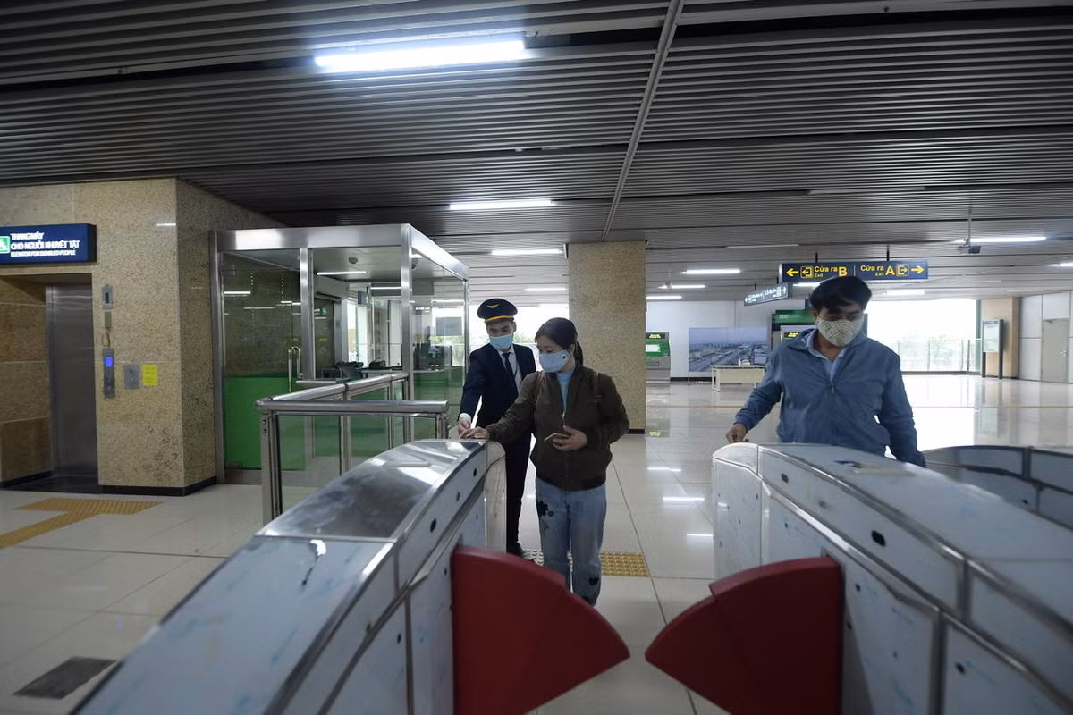 Không còn cảnh chen lấn, người dân rất thoải mái khi làm các bước lên tàu, trải nghiệm dịch vụ đường sắt trên cao đầu tiên của Hà Nội.