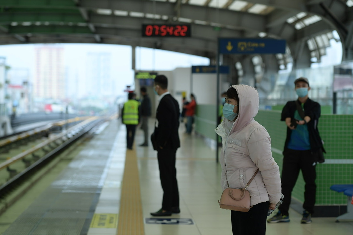 Liên quan đến tình trạng này, PGS.TS Nguyễn Huy Nga - nguyên Cục trưởng Cục Y tế Dự phòng (Bộ Y tế) cảnh báo người dân không nên vội vàng chen chúc tới trải nghiệm tàu đường sắt trên cao bởi tàu này sẽ phục vụ miễn phí tới 15 ngày.