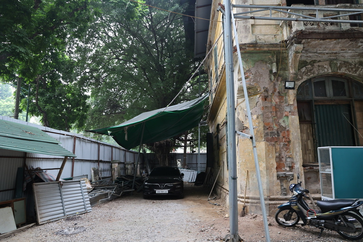 Thậm chí một số góc biệt thự còn được quây mái làm nơi trông giữ xe theo tháng.