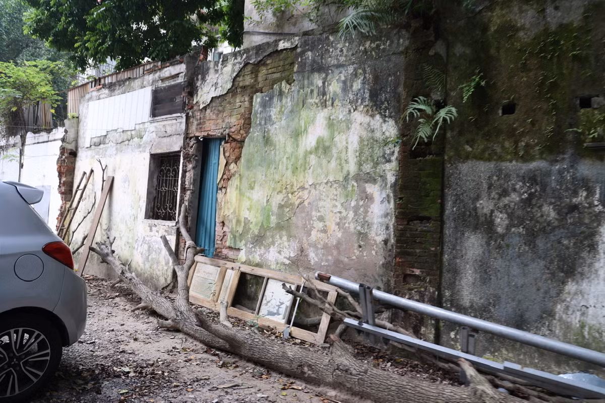 Tuy nhiên, hàng chục năm nay khu biệt thự này đã xuống cấp nghiêm trọng, bỏ hoang không ai sử dụng.