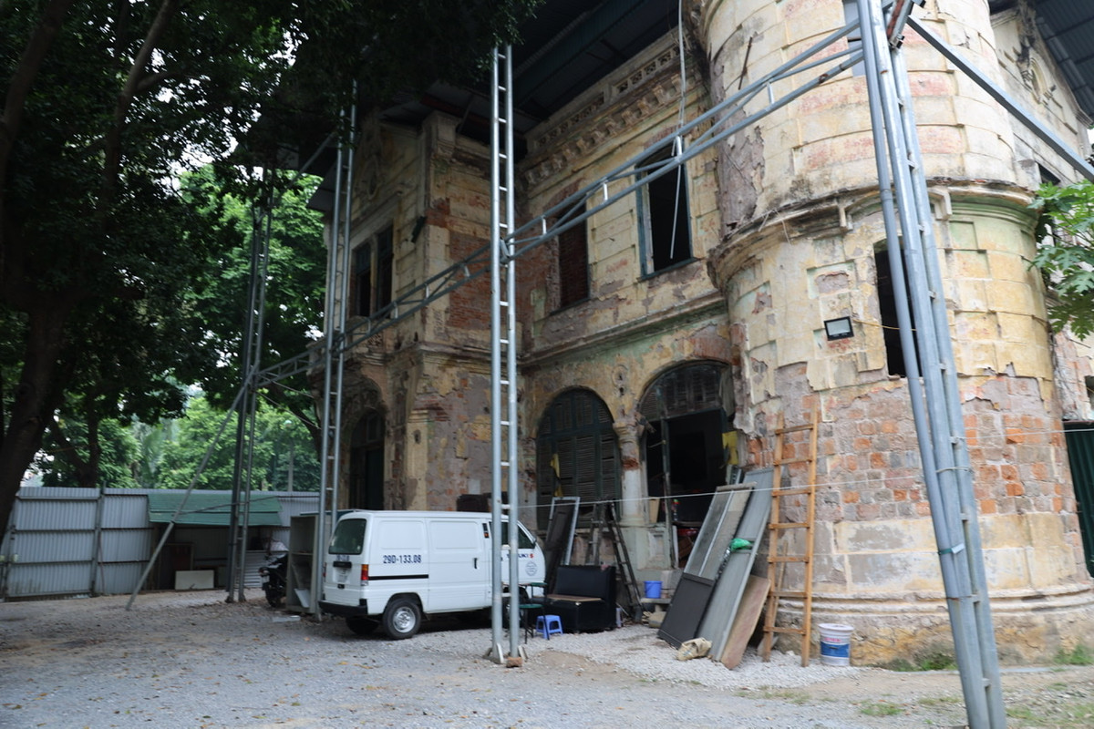 Do chưa có phương án đưa vào sử dụng nên khu biệt thự này hiện đang được dùng làm điểm giữ xe ô tô.